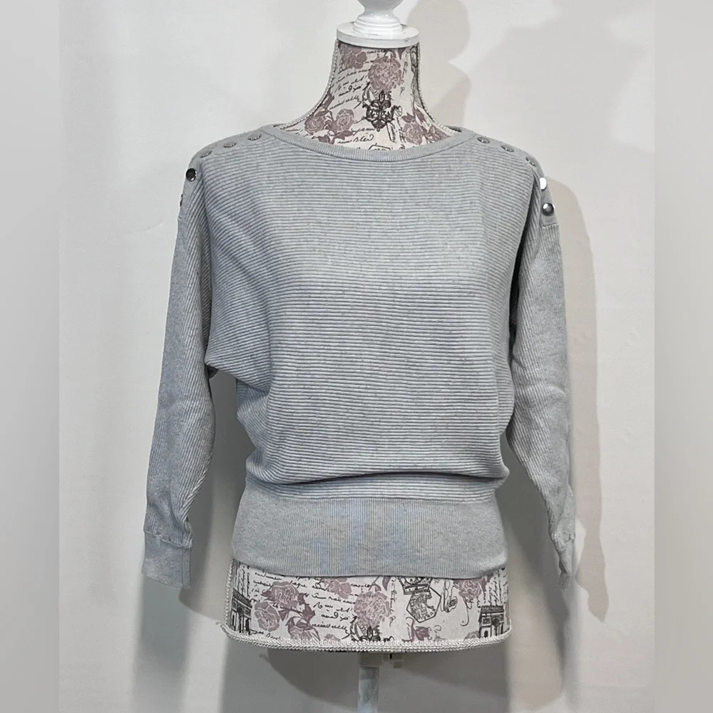 🛍️CARMEN MARC VALVO Light gray bat wing sweater‎ size S.